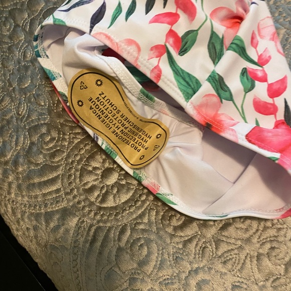 Super Cute Two-Piece Swimsuit - Picture 3 of 4